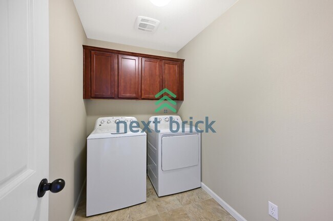 Building Photo - "Charming 3-Bed Oasis with 2.5 Baths in Prime Renton Location - Spacious layout!"