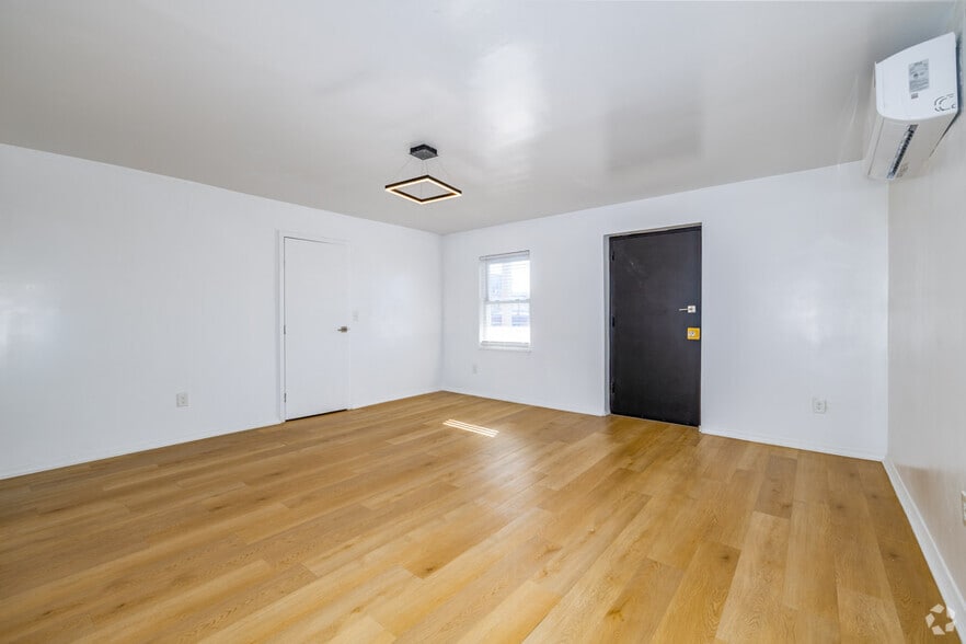 1BR, 1BA - 950SF - Primary Bedroom - 139 East Clifton Ave