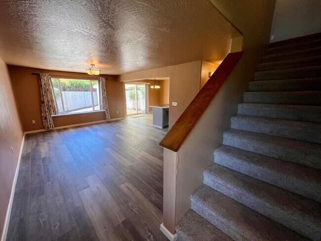 Building Photo - 943 Glengrove Ave