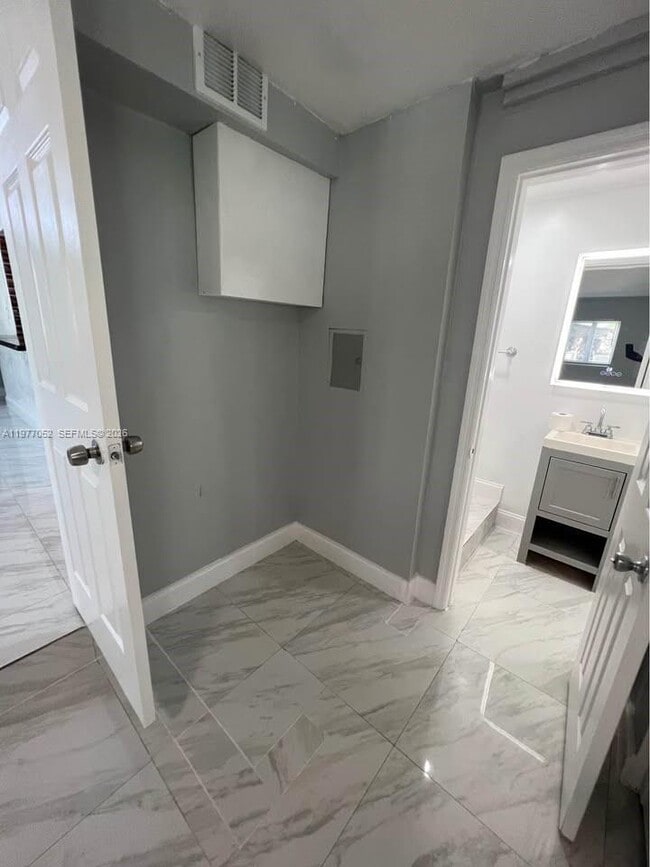 Building Photo - 18 Miami Gardens Rd