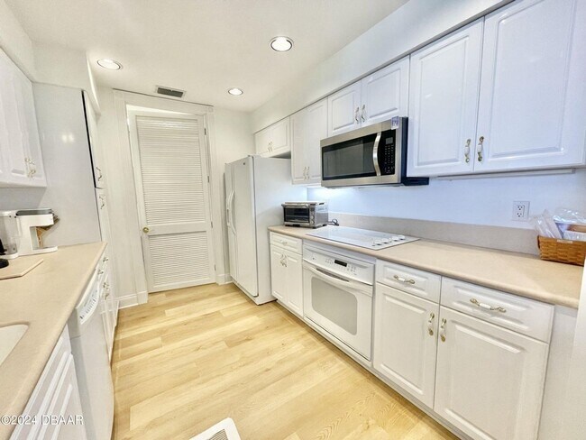 Building Photo - Furnished Harbour Village Condo!