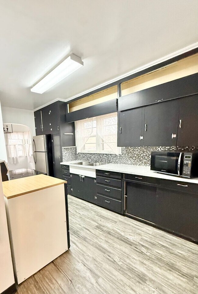 Building Photo - Move in ready home on Routt!