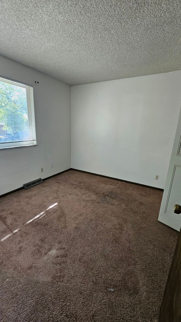 Building Photo - Condo with Garage, Private Patio & Unfinished Basement