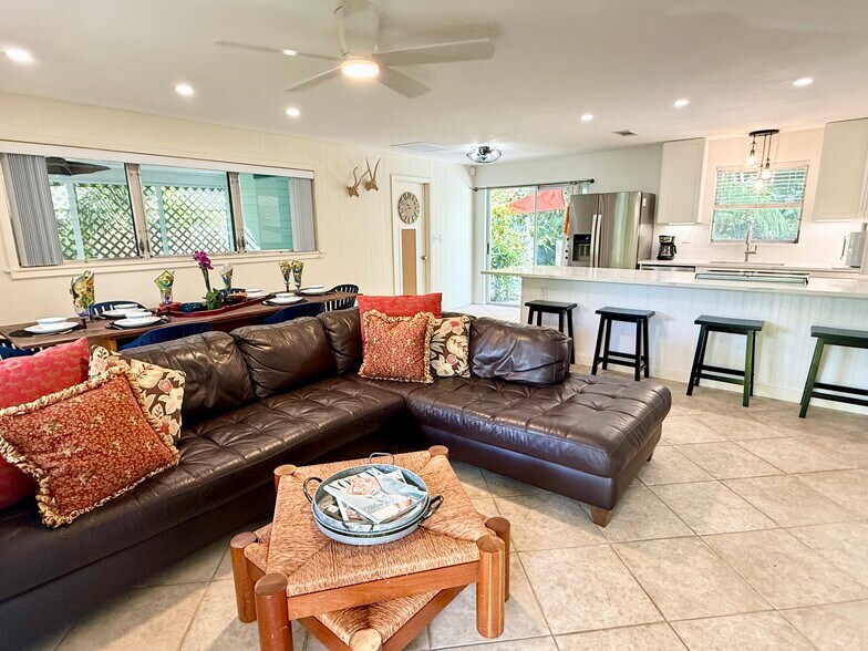 Living & Dining Area - perfect for visiting & lounging. - 465 8th St N