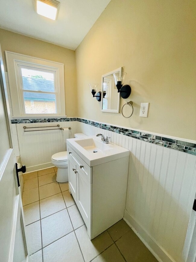Building Photo - Section 8 Approved 3bedroom 1 Bath