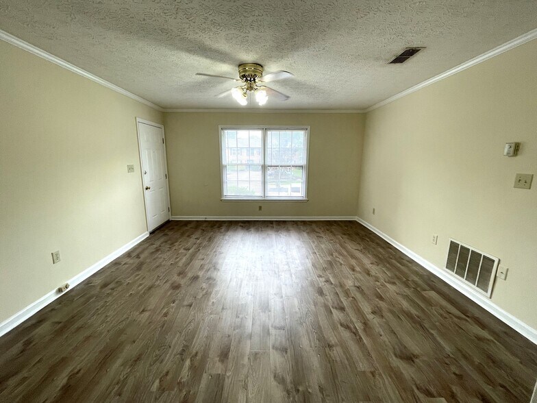 Building Photo - 107 Barrington Dr
