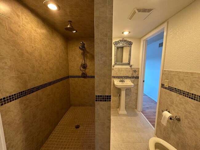 Building Photo - Beautiful 2Bed & 1Bath ON THE WATER in St....