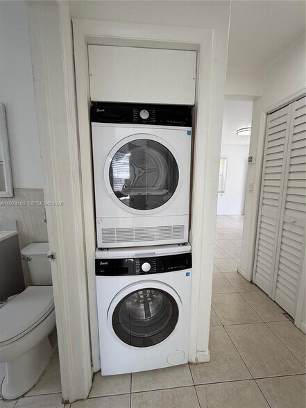 Building Photo - 6400 SW 58th Pl