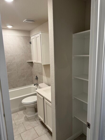 Building Photo - 380 Huntsman Way