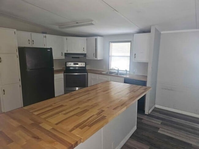 Building Photo - 3/2 Mobile Home with fenced yard DO NOT AP...