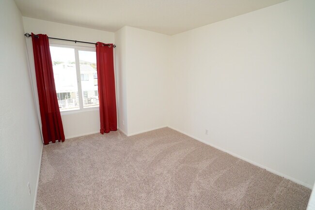 Building Photo - 4 Bedroom Rental Home in Santa Clarita.