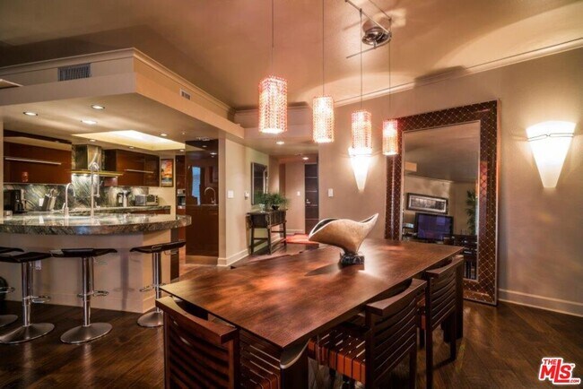 Building Photo - 13700 Marina Pointe Dr