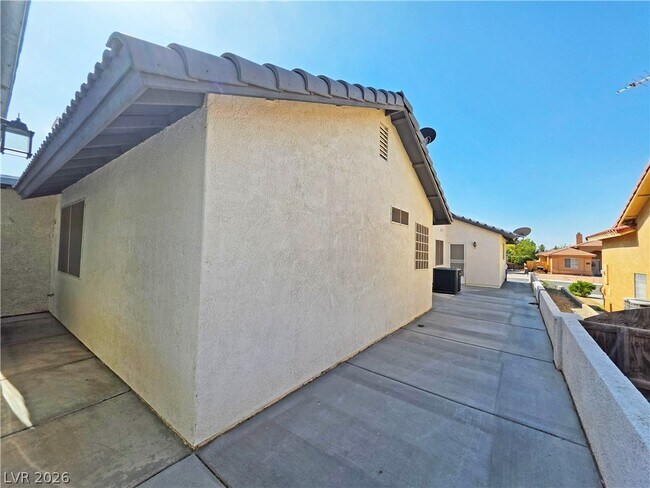Building Photo - 3630 E Vineyard Dr