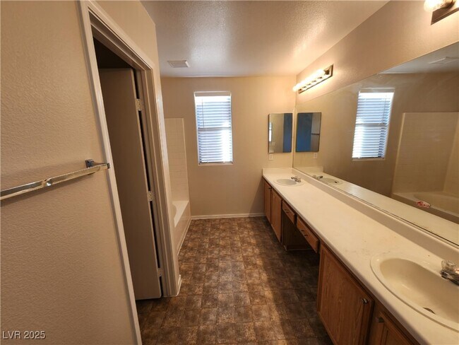 Building Photo - 9664 Villa La Mora Ave
