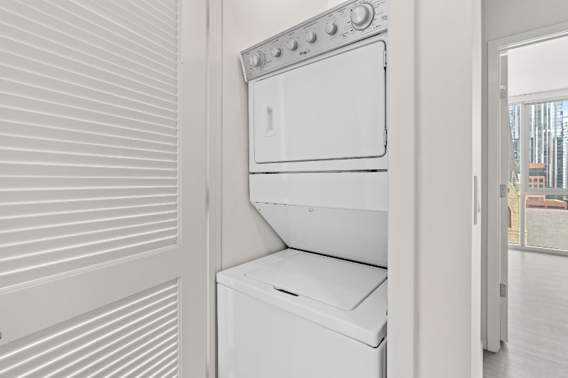 Building Photo - 17 E Huron St