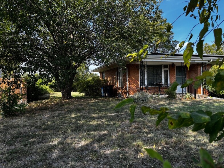 Building Photo - 5000 Montrose Dr