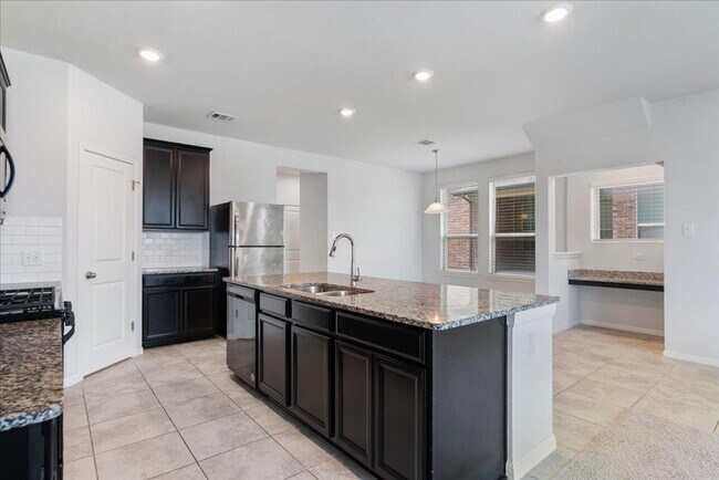 Building Photo - 5711 Pleasanton Pkwy
