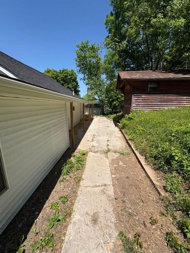 Building Photo - 844 Bales Rd