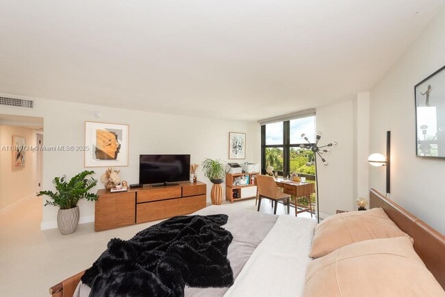 Building Photo - 1121 Crandon Blvd