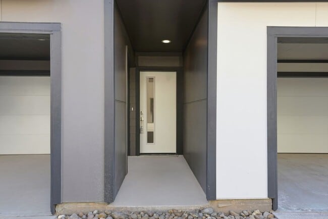 Building Photo - 11925 N Hoa Sen Cir