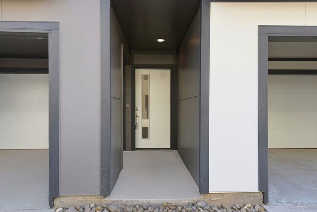 Building Photo - 11929 N Hoa Sen Cir