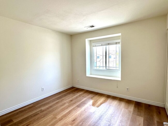 Building Photo - Spacious Family Oasis in the Heart of East...