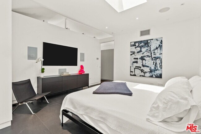 Building Photo - 1527 Cabrillo Ave