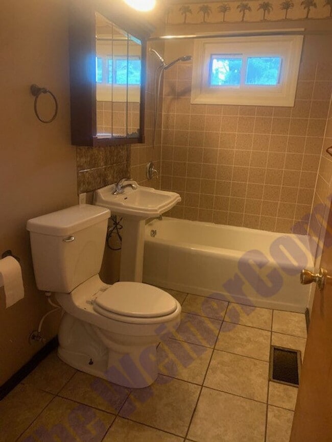 Building Photo - Sublease Available for Move in January 2nd!