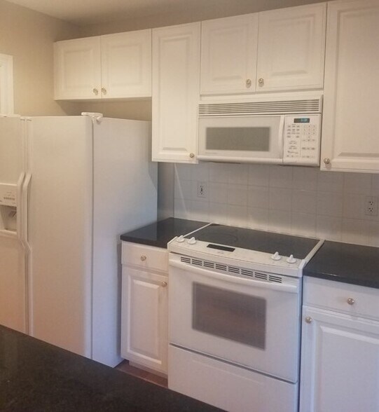 Building Photo - 73 Chelsea St