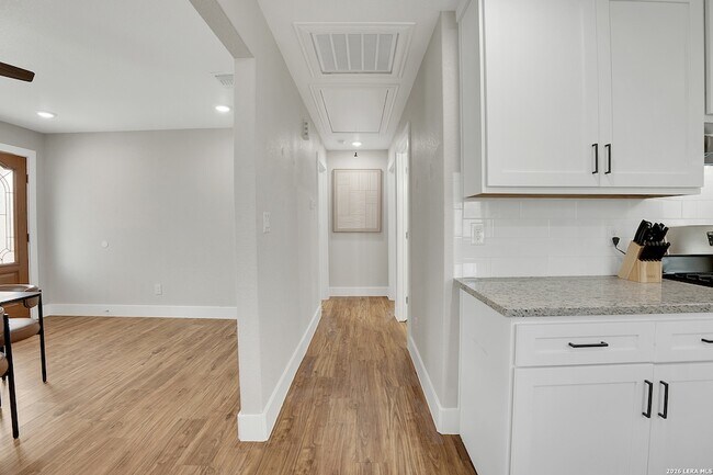 Building Photo - 839 Oasis St