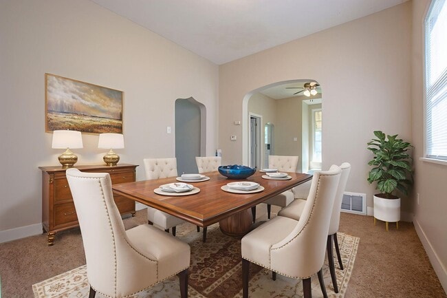 Building Photo - Spacious and CLEAN 2 Bedroom / 1 Bath Home...