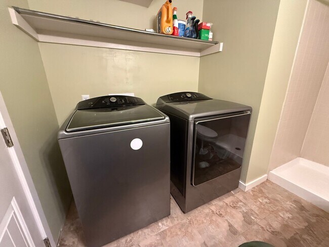 Building Photo - Updated 3 Bedroom Home with Mountain Views Close to Ft. Carson