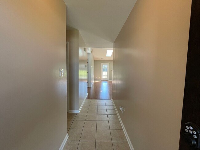 Building Photo - Absolutely Adorable!