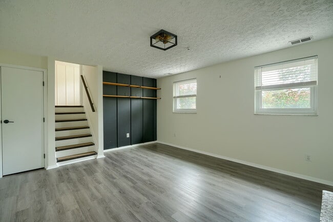 Building Photo - 651 Dovalon Pl