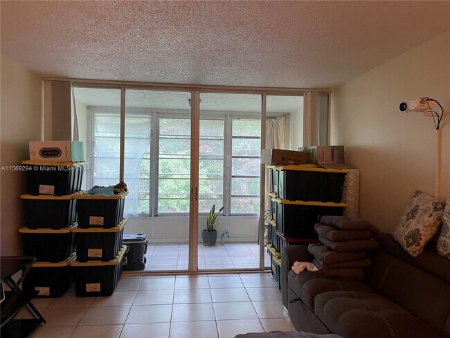 Building Photo - 9440 Live Oak Pl