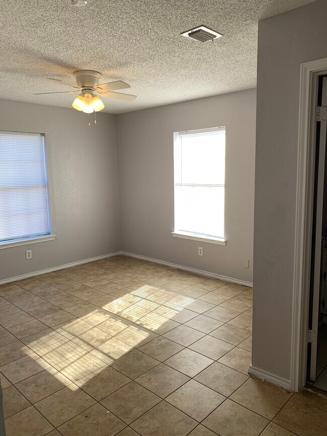 Master Bedroom w/walk in closet - 2916 N 32nd St