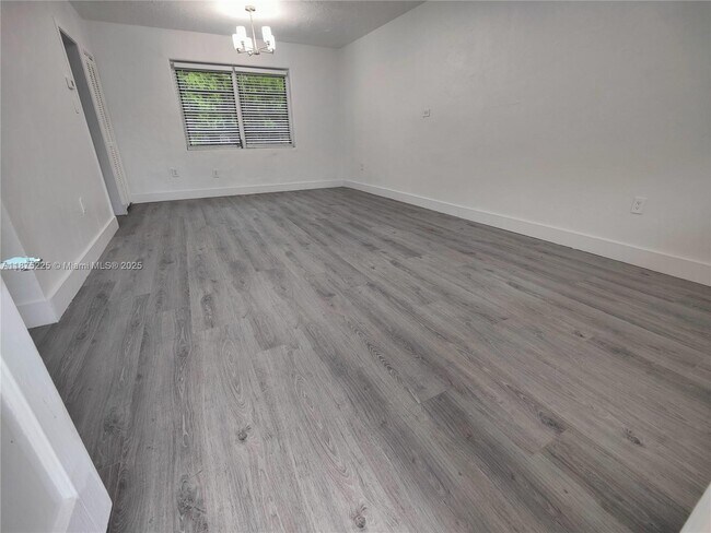 Building Photo - 2165 Bay Dr