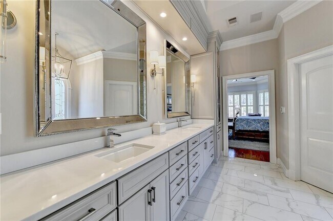 Building Photo - 6745 Laurel Oak Dr