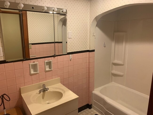 Building Photo - 3 Dion St