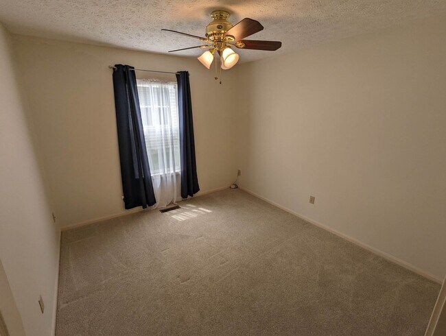 Building Photo - Spacious 3-Bedroom Ranch with Private Mast...