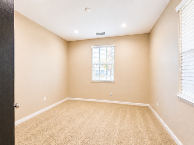 Building Photo - Beautiful Heritage Lake 3 Bedroom+ House for rent