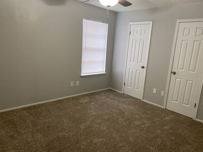 Building Photo - Move In Special! 2 bedroom 1.5 townhome