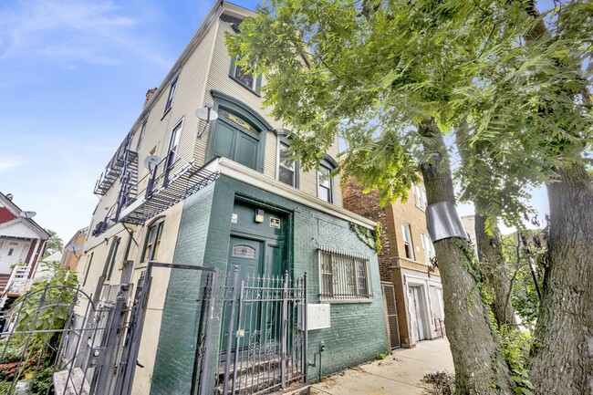 Building Photo - 2702 W 24th St