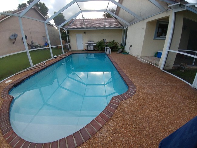 Pool with covered screen patio - 21367 Chinaberry Dr
