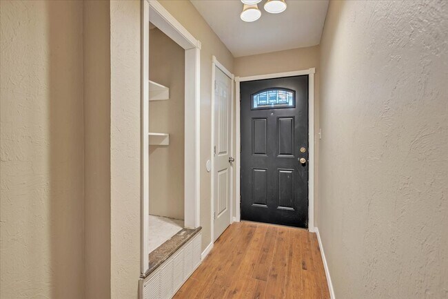 Building Photo - 1611 Briarcliff Ct