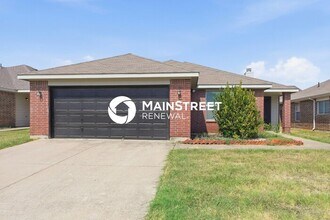 Building Photo - 3 Bedroom Pet-Friendly Home in Fort Worth, TX with Main Street Renewal