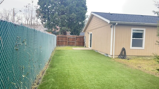 Building Photo - Open Floor plan 2 Bed 2 Bath Close to Down...