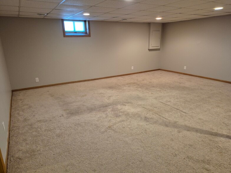 Carpeted - 2219 W 61st St