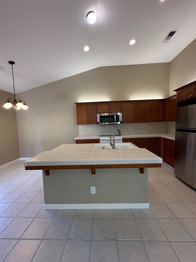 Building Photo - 2136 E Turnberry Ave