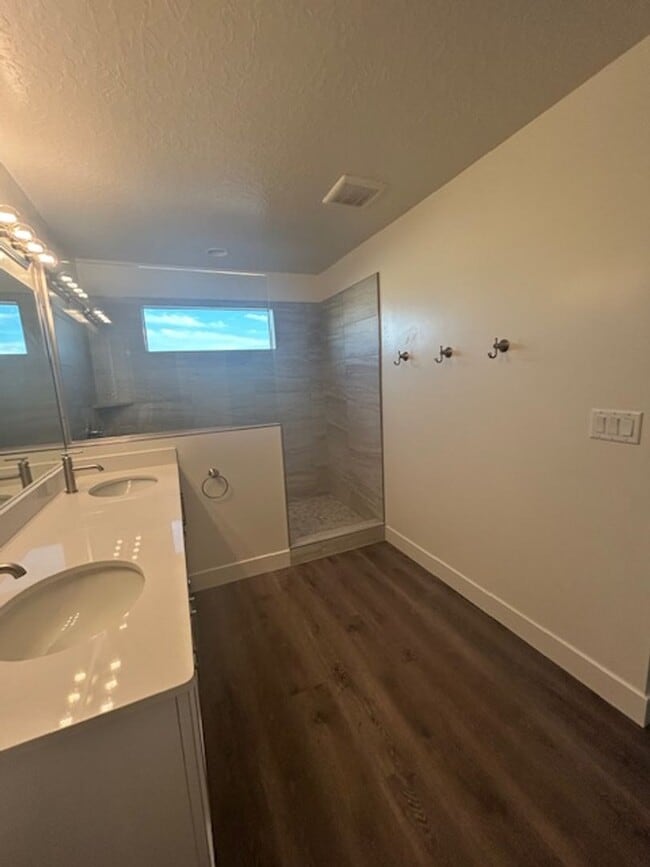 Building Photo - Brand new 4 Bedroom Home!